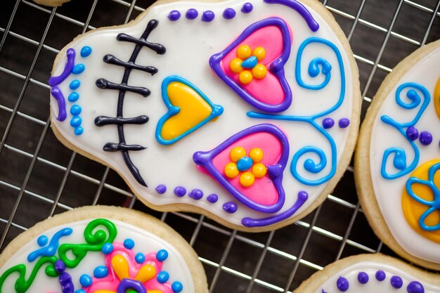 Galletas de azúcar en forma de calavera de azúcar decoradas con colorido glaseado real para la fiesta del Día de los Muertos.