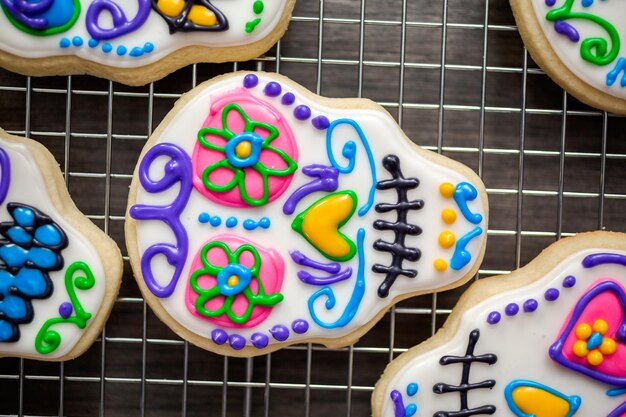 Galletas de azúcar en forma de calavera de azúcar decoradas con colorido glaseado real para la fiesta del Día de los Muertos.