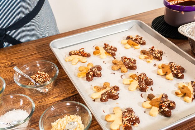 Galletas de azúcar en forma de copos de nieve con punta de chocolate nueces de nueces trituradas horneado de vacaciones