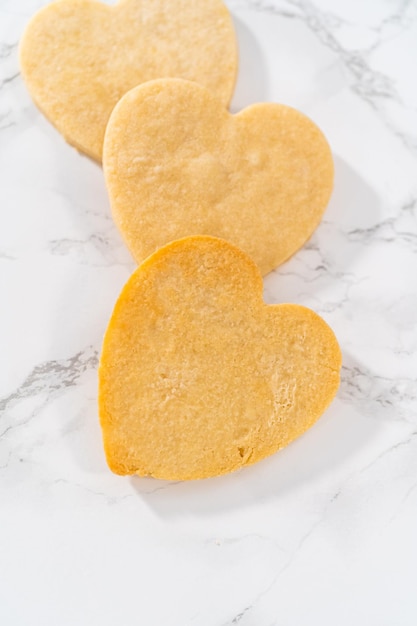 Galletas de azúcar en forma de corazón con glaseado real