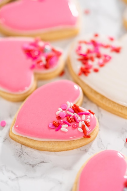 Galletas de azúcar en forma de corazón con glaseado real