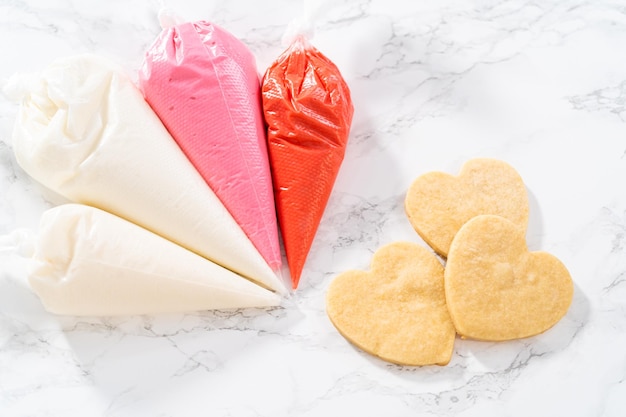 Galletas de azúcar en forma de corazón con glaseado real