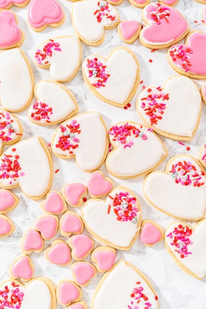 Galletas de azúcar en forma de corazón con glaseado real