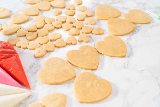 Galletas de azúcar en forma de corazón con glaseado real