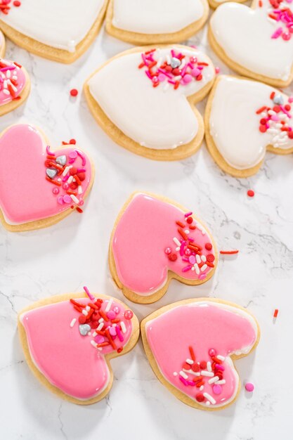 Galletas de azúcar en forma de corazón con glaseado real