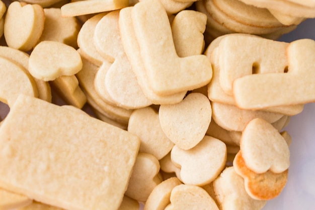 Galletas de azúcar en forma de corazón no decoradas para el día de San Valentín.