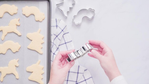 Foto galletas de azúcar con forma de unicornio en una bandeja para hornear.