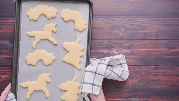 Galletas de azúcar con forma de unicornio en una bandeja para hornear.