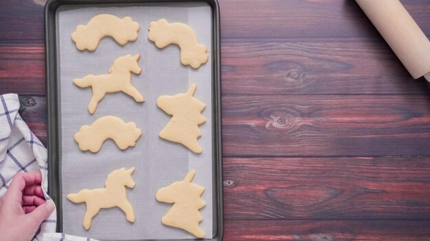 Galletas de azúcar con forma de unicornio en una bandeja para hornear.