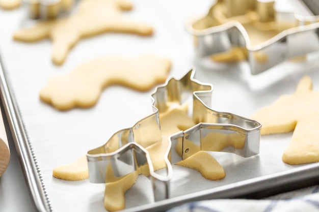 Galletas de azúcar con forma de unicornio sin terminar en la bandeja para hornear.