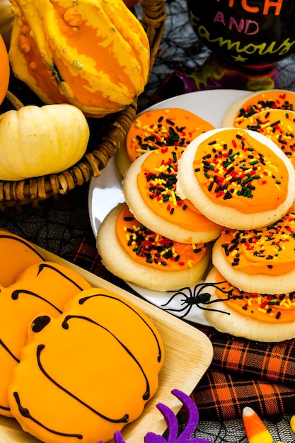 Galletas de azúcar con glaseado de naranja y spkinkles.