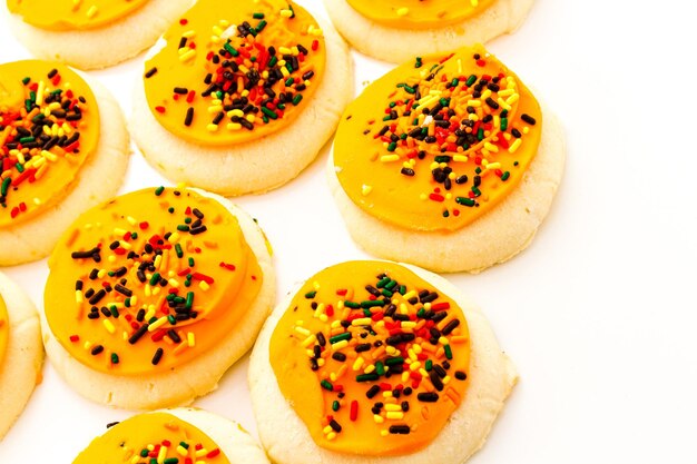 Galletas de azúcar con glaseado de naranja y spkinkles.