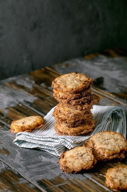 Galletas de azúcar de mantequilla caseras con nueces y chocolate