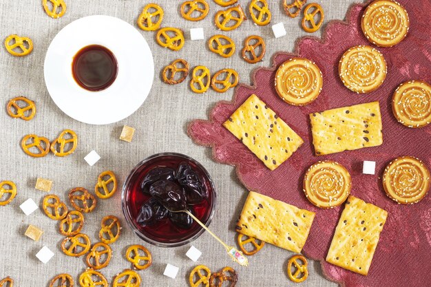 Galletas, azúcar, mermelada en la mesa. vista superior