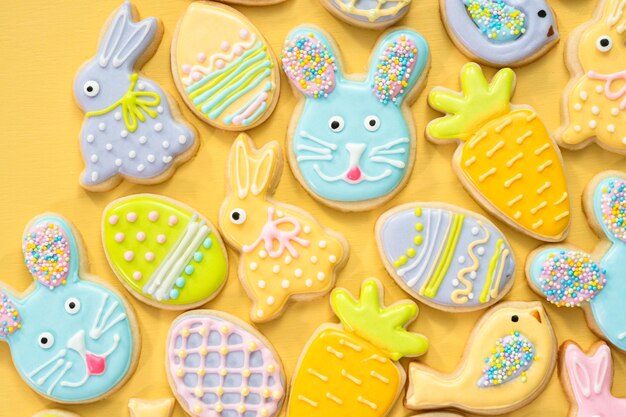 Galletas de azúcar de pascua decoradas con royal icing de diferentes colores.