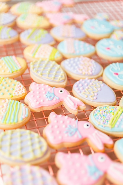 Galletas de azúcar de pascua decoradas con royal icing de diferentes colores.