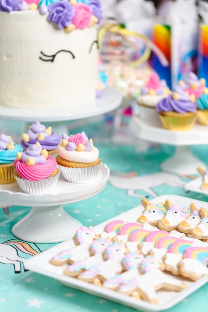 Galletas de azúcar de unicornio en la bandeja de servir en la fiesta de cumpleaños de la niña.