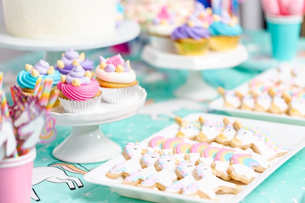 Galletas de azúcar de unicornio en la bandeja de servir en la fiesta de cumpleaños de la niña.