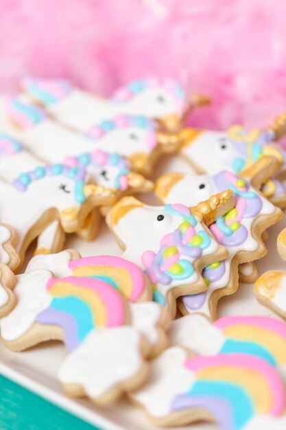 Galletas de azúcar de unicornio decoradas con glaseado real en la fiesta de cumpleaños de los niños.