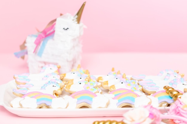 Galletas de azúcar de unicornio decoradas con glaseado real en la fiesta de cumpleaños de los niños.