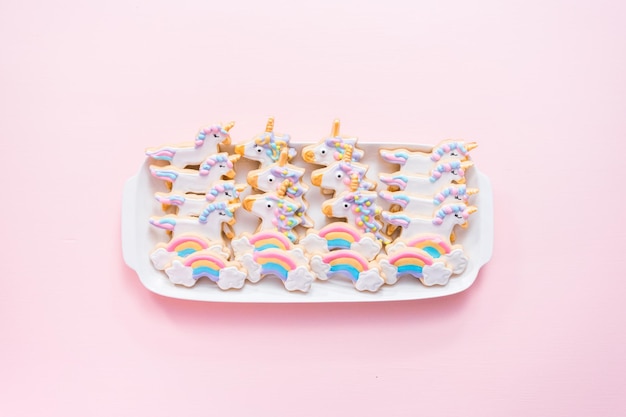 Galletas de azúcar de unicornio en un plato blanco para servir en la fiesta de cumpleaños de los niños.