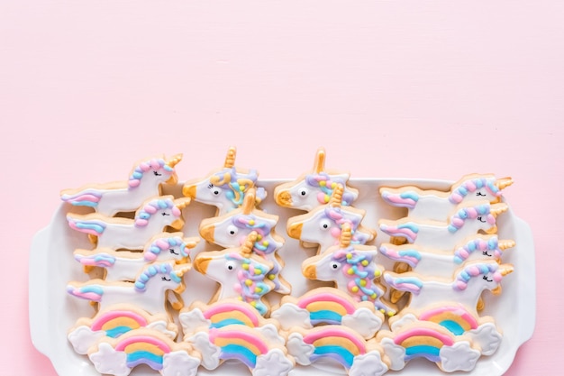 Galletas de azúcar de unicornio en un plato blanco para servir en la fiesta de cumpleaños de los niños.