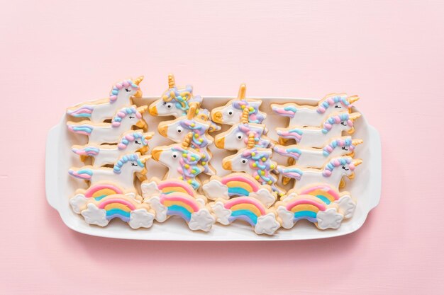 Galletas de azúcar de unicornio en un plato blanco para servir en la fiesta de cumpleaños de los niños.