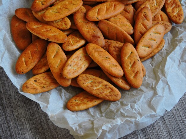 Galletas baguette sobre papel.