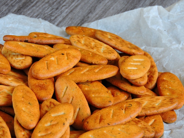 Galletas baguette sobre papel.