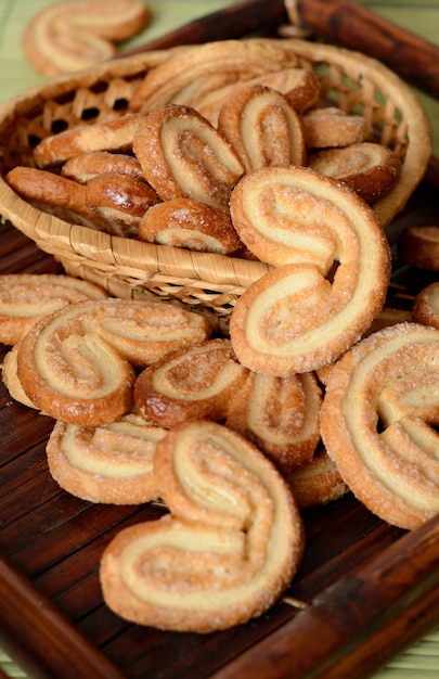 Galletas en una bandeja de madera