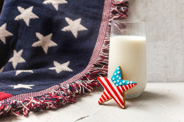 Galletas de bandera americana y vaso de leche