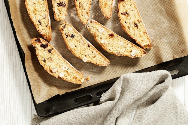 Galletas de biscotti de almendras italianas tradicionales de cerca Galletas secas cantuccini dulces caseras