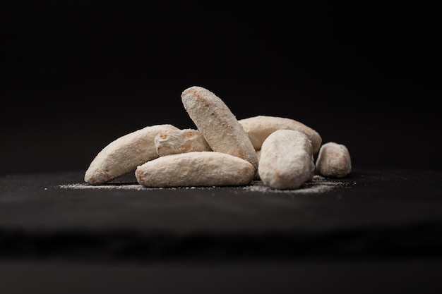 Galletas blancas con azúcar en polvo