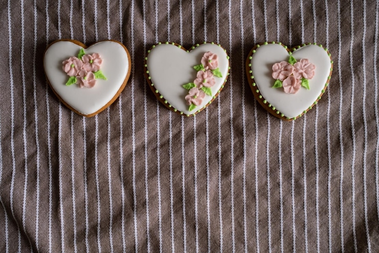 Foto galletas blancas de pan de jengibre decoración floral fondo día internacional de la mujer día de san valentín