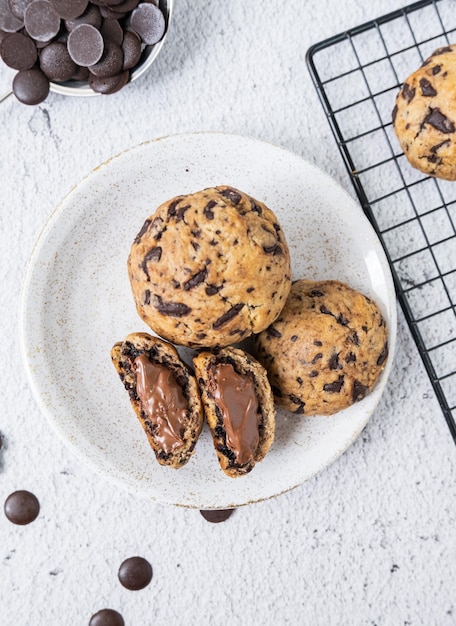 Galletas blandas de lava de chocolate oscuro