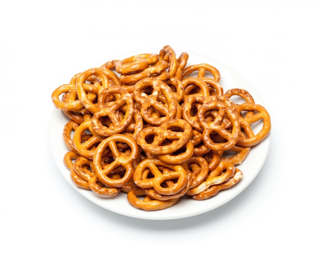 Foto galletas bretzels sobre un blanco