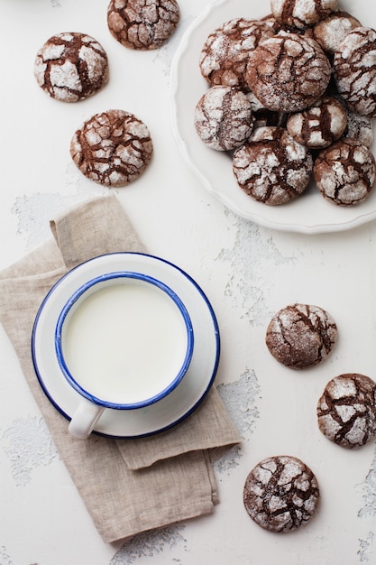 Galletas de brownie de chocolate en azúcar glass. pliegues de chocolate