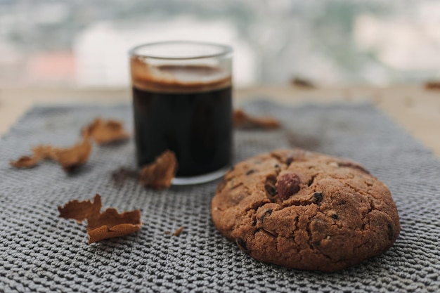 Galletas y café espresso servidos para el descanso