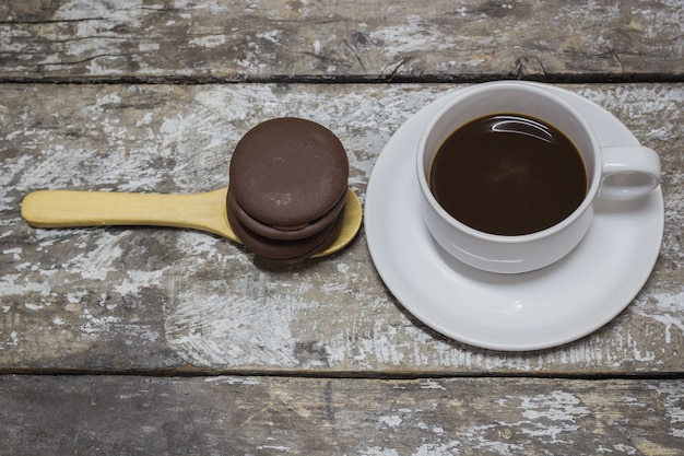 Galletas de café en la mesa de madera