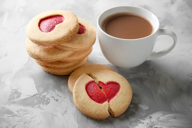 Galletas con café en primer plano de fondo grunge