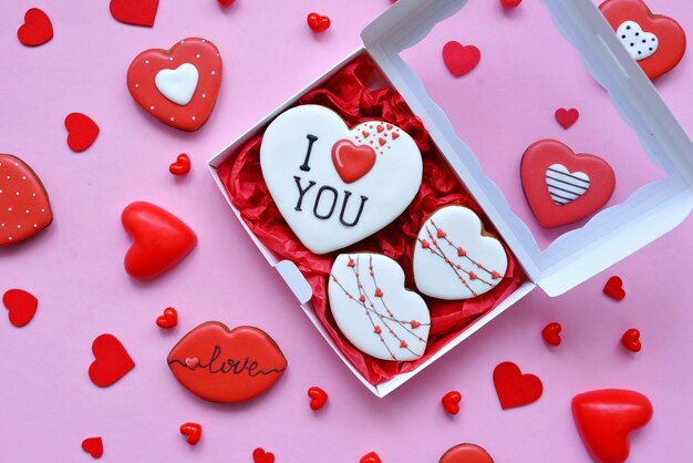 Galletas en una caja en forma de corazones al horno.