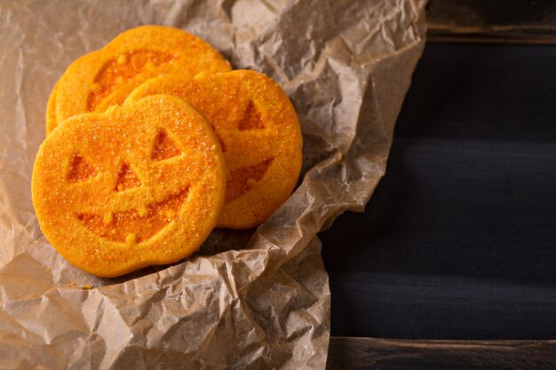 Las galletas de calabaza de Halloween en un plato