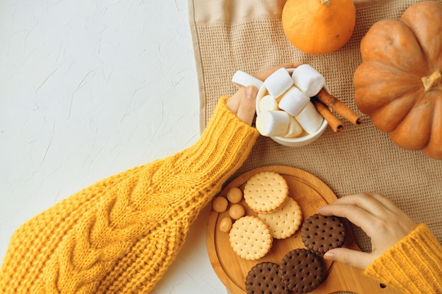 Galletas De Calabaza Con Tazas De Café.