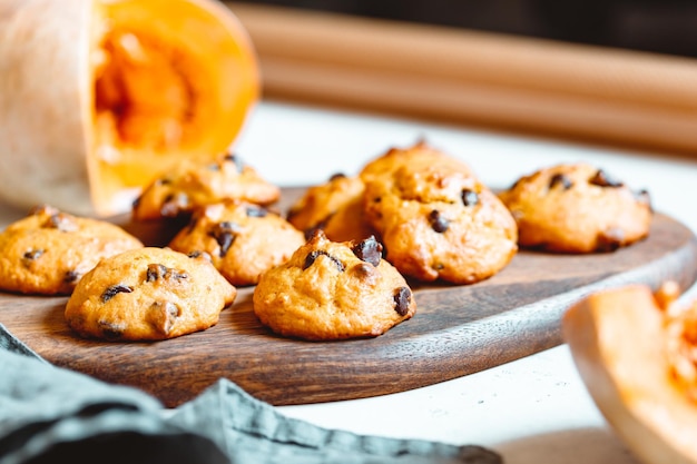 Galletas de calabaza con trocitos de chocolate hechas con mezcla para pasteles en una bandeja de madera