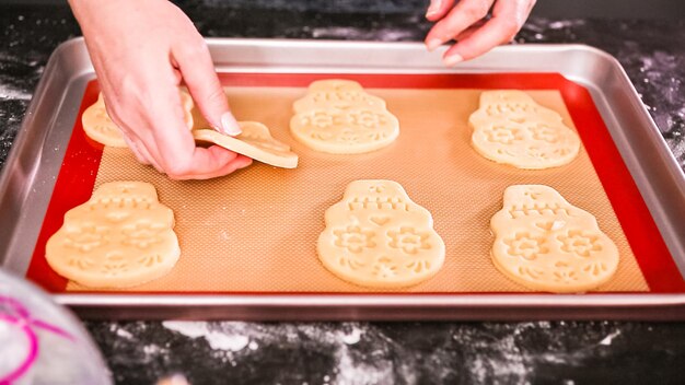 Galletas de calaveras de azúcar sin hornear en una bandeja para hornear para las vacaciones del Día de los Muertos.