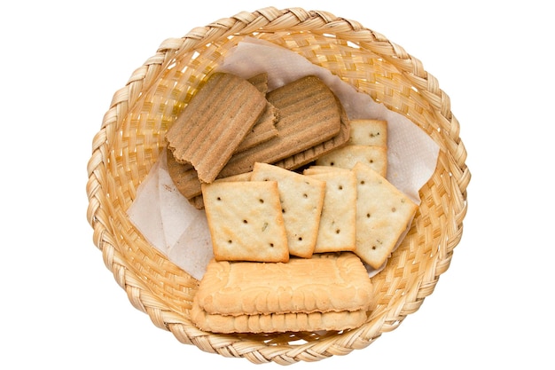 Galletas en una canasta aislada