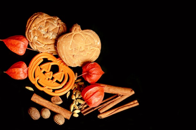 Galletas, canela y hojas