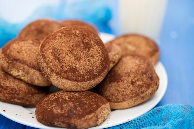 Galletas de canela en plato blanco