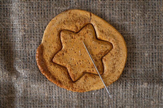 Galletas de caramelo de azúcar morena con una aguja de metal