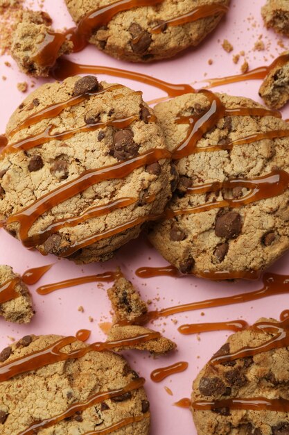 Galletas con caramelo sobre fondo rosa, cerrar